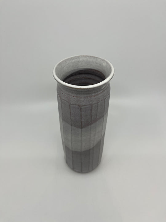 Vase facetté gris Susan Mackie