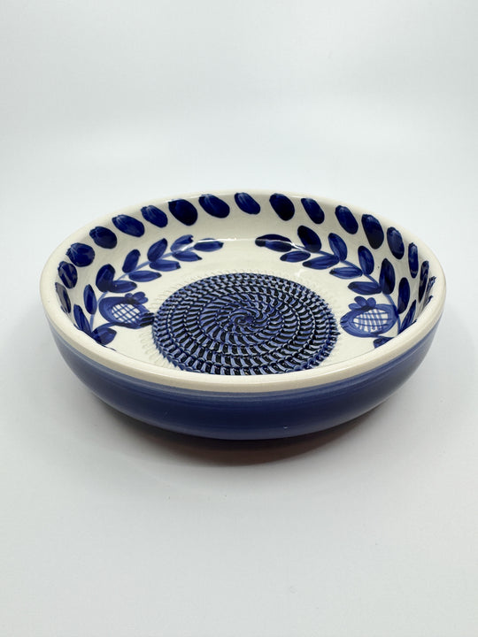 Assiette à râper en céramique taille L couleur bleu à motif