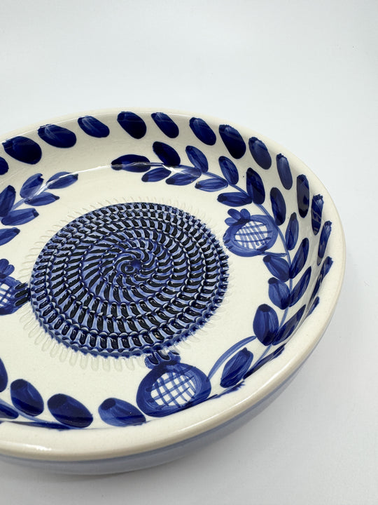 Assiette à râper en céramique taille L couleur bleu à motif