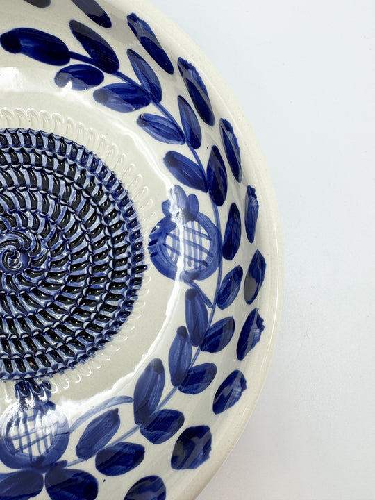 Assiette à râper en céramique taille L couleur bleu à motif