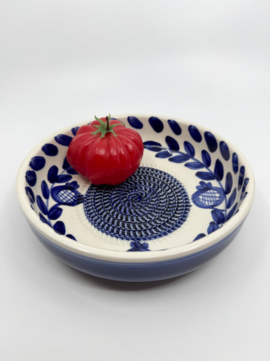 Assiette à râper en céramique taille L couleur bleu à motif